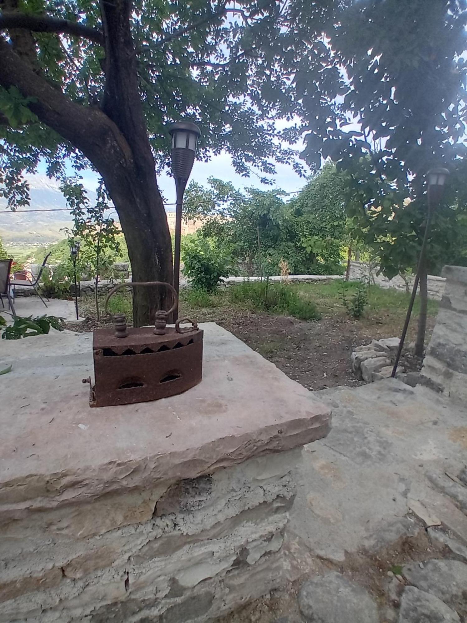 Arpet Guesthouse Gjirokastër Eksteriør bilde