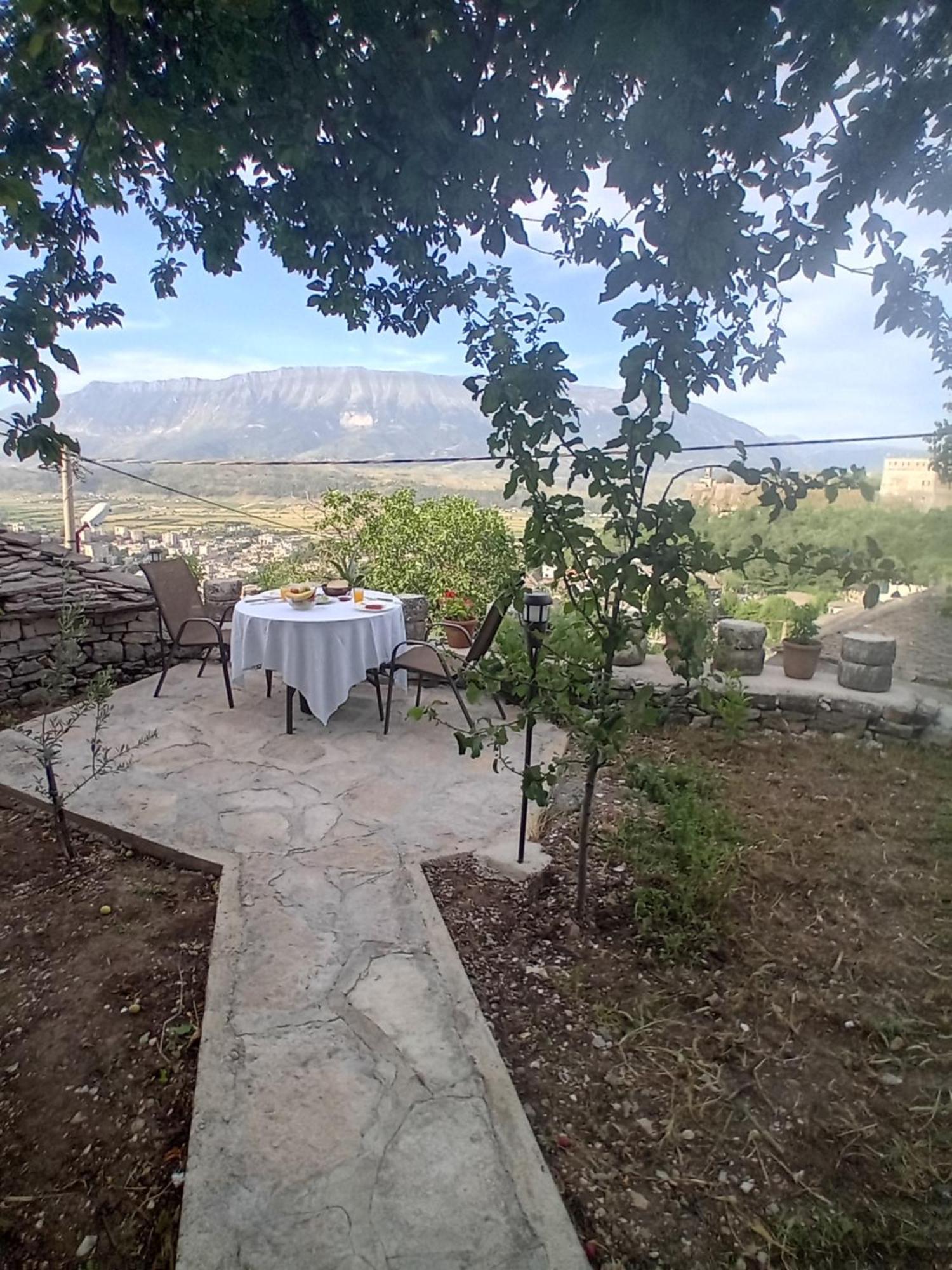 Arpet Guesthouse Gjirokastër Eksteriør bilde