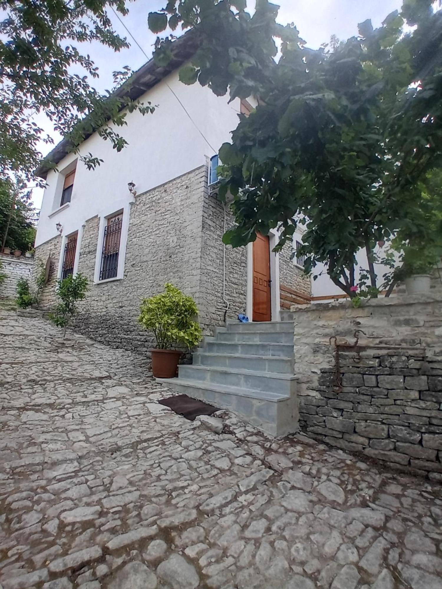 Arpet Guesthouse Gjirokastër Eksteriør bilde